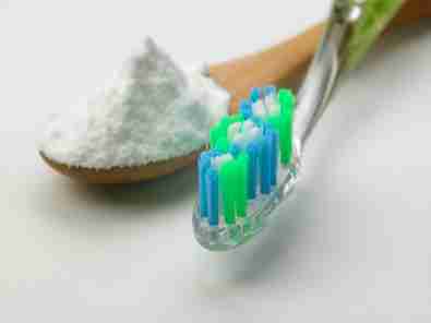 clean teeth cavities by using toothpaste and baking soda